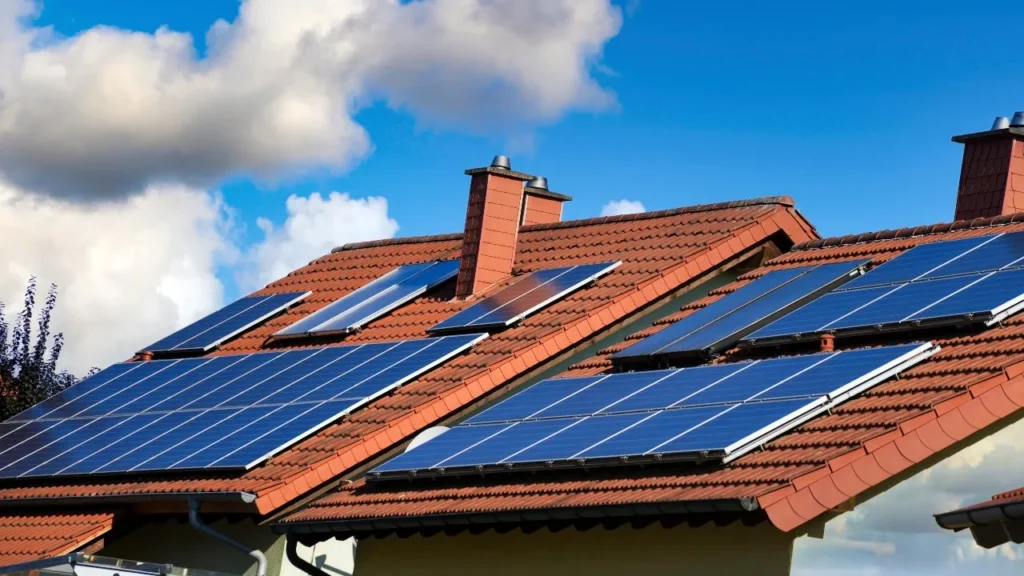 Instalación de placas solares en vivienda unifamiliar en Zaragoza con ahorro energético