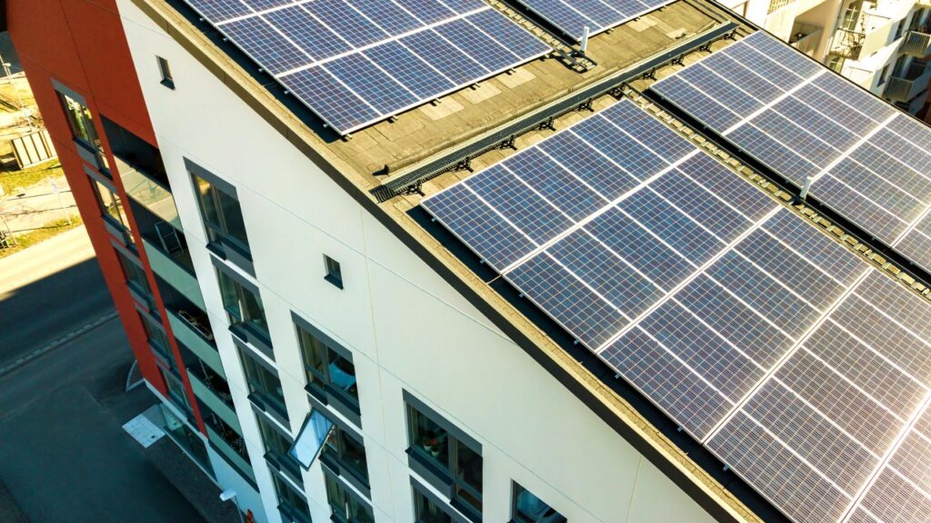 Instalación de placas solares en comunidad de vecinos en Aragón